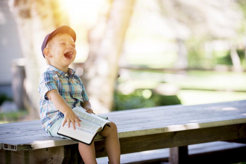 Un moment de tendresse autour d’un nouveau-né, un livre offert à la famille